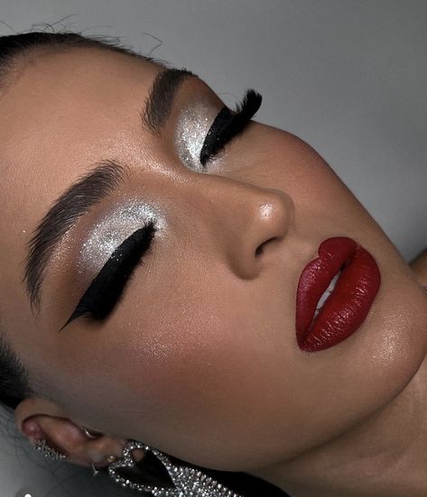 Maquillaje Smokey Eyes, Maroon Lips, Silver Glitter Dress, Seductive Makeup, Arabian Beauty Women, November Wedding, Silver Eye, Military Ball, Beautiful Lashes