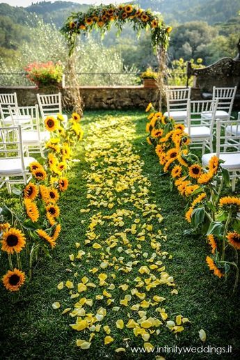 Summer Time Wedding Dresses, Sunflower Wedding Isles Decoration, Outside Sunflower Wedding Ideas, Sunflower Alter Arrangements, Nature Event Decor, Wedding In August Ideas, Yellow Flowers Wedding Decoration, Sunflower Decor Wedding, Forest Green And Sunflower Wedding