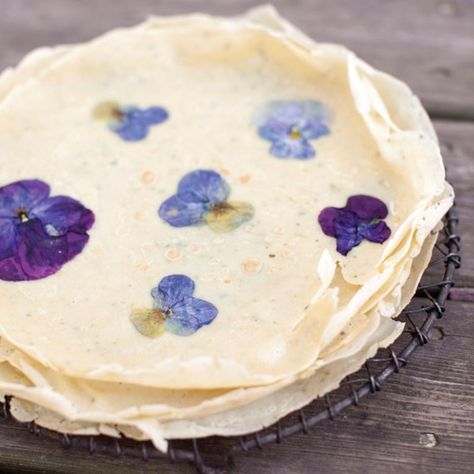 Looks Great & Tastes Good Too: How To Grow Edible Flowers | 1 Million Women Pretty Brunch, Floral Recipes, Best Homemade Pancakes, Dessert Crepes, Sweet Crepes Recipe, Light And Fluffy Pancakes, Flower Desserts, Edible Flowers Recipes, Sweet Crepes