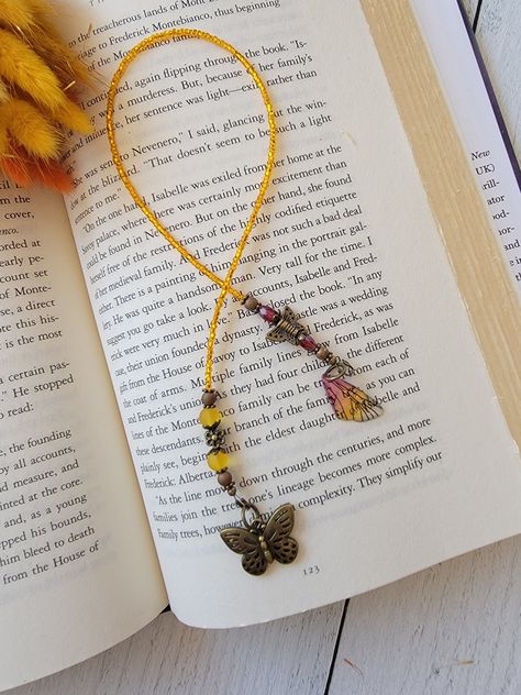 Bead Bookmarks, Beads Bookmark, Acrylic Butterfly, Charm Bookmark, Bookmark Ideas, Basic Embroidery, Beads Candy, School Creative, Bookmark Craft