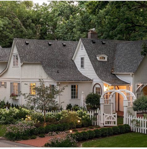 White Exterior Houses, European Cottage, Cottage Exterior, Cottage Style Homes, Casa Vintage, Dream Cottage, Hello Lovely, White Cottage, Modern Cottage