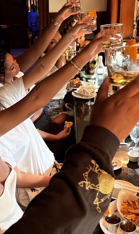 Black Family Luxury Lifestyle, Fancy Group Dinner, Social Asthetic Pics, Vision Board Pics Friendship, Party Celebration Aesthetic, Black Family Party Aesthetic, Black Women Friends Aesthetic, Luxury Friends Aesthetic, Brunch Aesthetic Friends Black