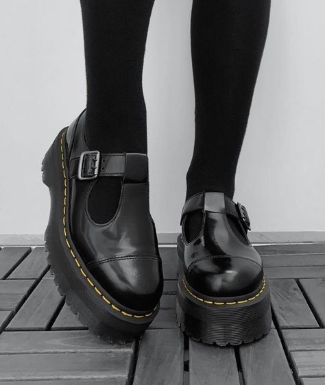 Swaggy Shoes, Shoes Reference, Dr Martens Outfit, Classy Shoes, Chunky Shoes, Kinds Of Shoes, Indie Fashion, Pretty Shoes, Dream Shoes