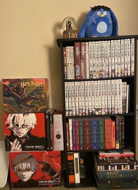 Tokyo Ghoul Manga Shelf, Amine Aesthetic, Aminé Aesthetic, Manga Shelves, Streaming Tips, Manga Shelf, Manga Aesthetic, Romanticising Life, Tokyo Ghoul Manga