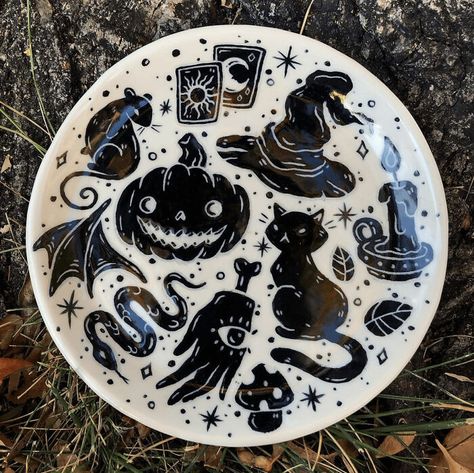 Ceramic Cafe, Halloween Plates, Painted Ceramic Plates, Diy Pottery Painting, Modern Graphic Art, Paint Your Own Pottery, Pottery Painting Designs, Pottery Crafts, Diy Pottery