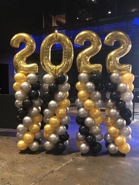 Graduation Table Centerpieces, Elementary School Graduation, Graduation Centerpiece, Graduation Tables, Foil Number Balloons, Graduation Balloons, Balloon Columns, Graduation Decorations, Number Balloons