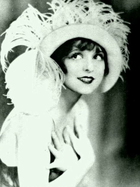 Flapper Girls, Clara Bow, Old Portraits, Louise Brooks, Flapper Girl, Silent Movie, Roaring Twenties, Roaring 20s, Vintage Portraits