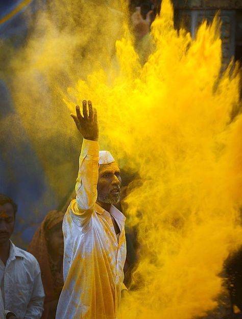 Holi Festival Of Colours, India Colors, Holi Festival, Color Festival, Happy Holi, Yellow Aesthetic, Varanasi, World Cultures, People Of The World