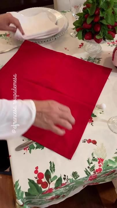 Flavia Mendes no TikTok Creative Napkin Fold, Christmas Table Napkins, Christmas Tree Napkin Fold, Beautiful Napkin Folding, Napkin Folding Tutorial, Christmas Napkin Folding, Fancy Napkin Folding, Easy Napkin Folding, Paper Napkin Folding