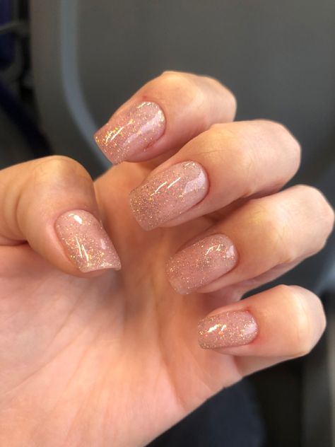 Golden Sparkle Nails, Square Beige Nails, Beige Glitter Nails, Discreet Nails, Golden Glitter Nails, Shimmer Nail Art, Square Gel Nails, Outfit Fiesta, Sparkle Nail Polish