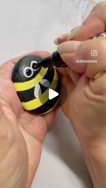 Lory Aucelluzzo on Instagram: "Let’s grab our paint pens and create a cute bee rock for summer. 🐝🐝🐝
#easycrafts" Rock Art Painting Ideas, Bee Rock Painting Ideas, Painting Stones Ideas Easy, Painting On Stones Ideas, Painting Rocks Kids, Crafts With Stones, Bumble Bee Rock Painting, Bee Rock Painting, Rock Painting Bee Ideas