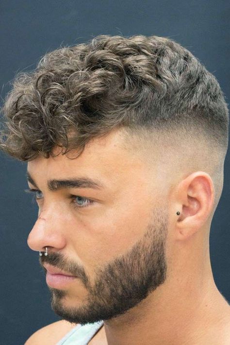 High Curly Top Skin Fade Haircut #skinfade #fadehaircut #menhaircuts #highfade ❤️ Contemporary men never pass by skin fade haircuts! We’ve compiled the latest examples: high skin fade with comb over, mid fade for military cuts, taper ideas to pair with beard, low fade with undercut, and lots of ways to wear the haircut men love so much.  ❤️ See more: https://lovehairstyles.com/skin-fade-ideas/ #lovehairstyles #hair #hairstyles #haircuts Curly Hair Fringe, High And Tight Haircut, Curly Hair Fade, Men Haircut Curly Hair, Skin Fade, Hair 2018, Bald Fade, Popular Haircuts, Corte De Cabelo Masculino