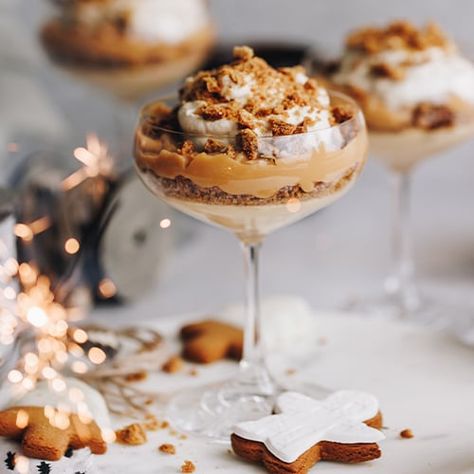 Gingerbread trifle | New World Gingerbread Cookie Trifle, Winter Hosting Ideas, Gingerbread Trifle Christmas, Christmas Gingerbread Desserts, Gingerbread Trifle Recipe, Classic Christmas Food, Christmas Buffet Desserts, Fancy Christmas Cake, Gingerbread Triffle