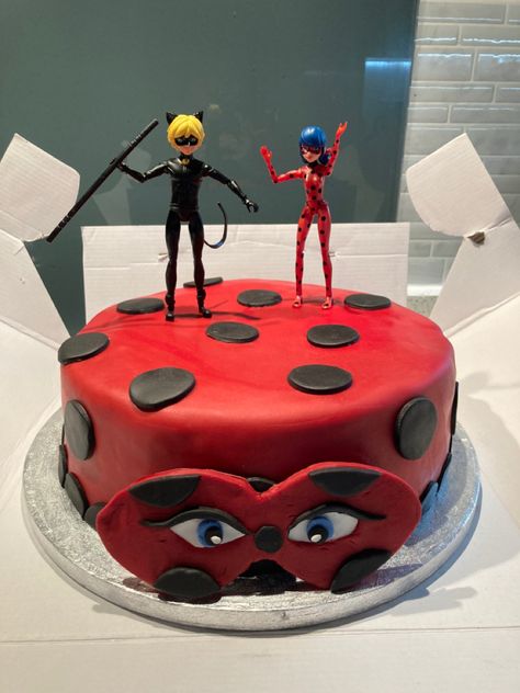 Miraculous Ladybug Party, Ladybug Cakes, Bug Cake, Birthday Cake For Cat, Ladybug Cake, Ladybug Und Cat Noir, Paw Patrol Birthday Cake, 25th Birthday Cakes, Tikki Y Plagg