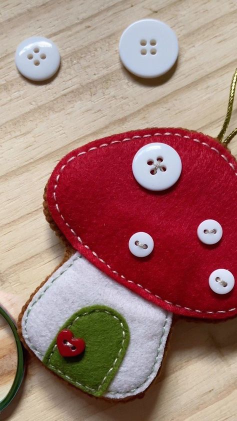 Felt Toadstool Pattern, Christmas Felt Patterns, Make Your Own Christmas Ornaments, Mukaish Embroidery, Mushrooms Toadstools, Christmas Decorations Sewing, Diy Felt Christmas Ornaments, Felt Ornaments Patterns, Mushroom Crafts