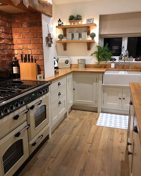 Small Kitchen Decoration, Model Dapur, French Country Kitchens, Small Kitchen Decor, Farmhouse Kitchen Design, French Country Kitchen, Kitchen Diner, Cottage Kitchen, Counter Tops