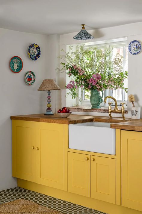 Inside designer Katharine Paravicini's warm and welcoming Wiltshire cottage | House & Garden 18th Century House, Wooden Countertops, Paint And Paper Library, Louise Roe, Townhouse Designs, Flat Panel Cabinets, Patterned Plates, London House, Yellow Kitchen