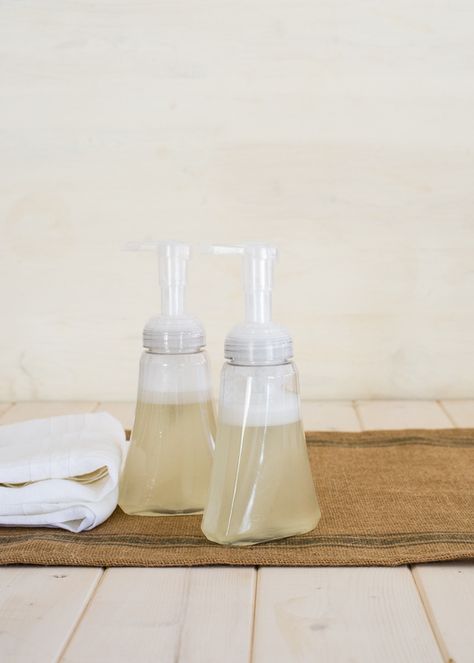 This DIY antibacterial foaming hand soap uses soothing coconut oil and fresh-smelling essential oils. Diy Coconut, Diy Coconut Oil, Diy Kosmetik, Coconut Oil Uses, Foam Soap, Foaming Hand Soap, Natural Diy, Diy Body, Oil Uses