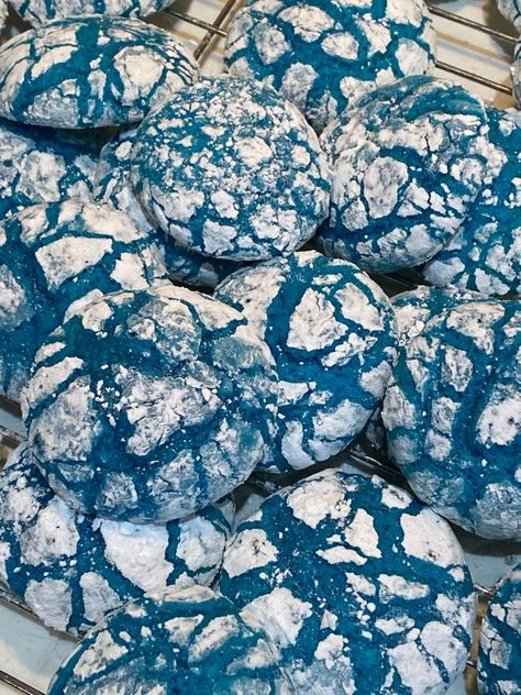 Blue Crinkle Cookies, Blue Party Foods, Blue Snacks, Crinkle Cookies Recipe, White Desserts, Blue Desserts, Blue Cookies, Shower Desserts, Cookie Ball