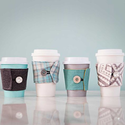 Add a little crafty-chic to your daily cup o' joe with these easy-to-make coffee sleeves. Express your own style with a different sleeve for every day of the week, or give one as a gift! Cup Sleeve Pattern, Work Recipes, Coffee Cups Diy, Coffee Cup Cozy, Coffee Cup Sleeves, Travel Coffee Cup, Reusable Coffee Cup, Coffee Sleeve, Cup Sleeve