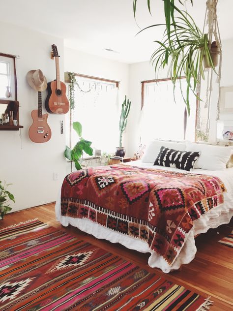 Fun ways to style rugs in your home! Idea Bilik Tidur, Reka Bentuk Bilik Tidur, Bohemian Bedrooms, Bohemian Bedroom Inspiration, Modern Bohemian Bedroom, Interior Boho, Interior Design Minimalist, Hiasan Bilik Tidur, Dekorasi Kamar Tidur