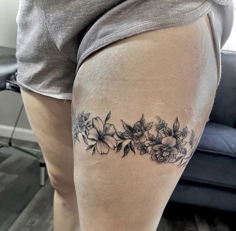 Horizontal Leg Tattoo, Flower Thigh Band Tattoo, Floral Thigh Cuff Tattoo, Leg Band Tattoo Women, Flower Thigh Garter Tattoo, Leg Garter Tattoo, Thigh Garter Tattoo Simple, Garter Tattoo Thigh Lace Design, Thigh Band Tattoo Women