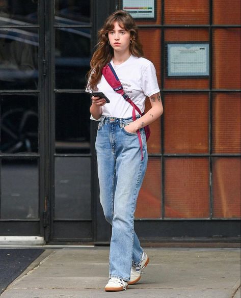 claire cottrill Clairo Outfits, Clean Outfit, Claire Cottrill, Indie Bedroom, Normcore Fashion, Style Moodboard, Fall 24, Hair Fall, Cut My Hair