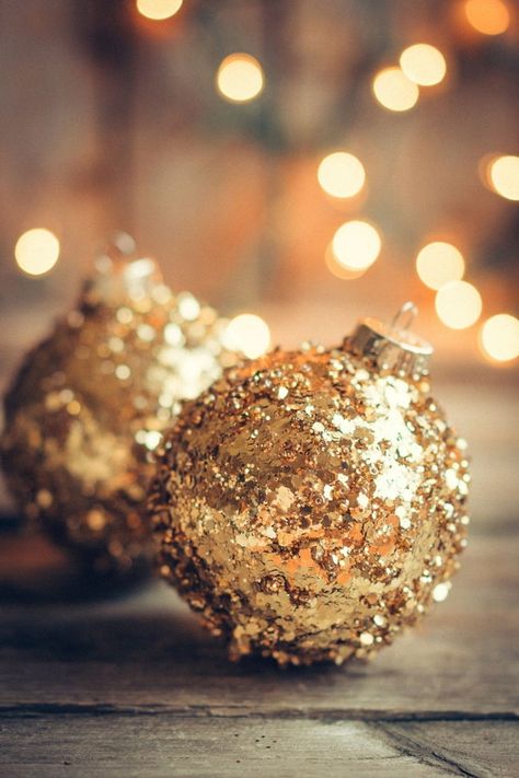 Bolas de Navidad en color dorado Rustic Background, Christmas Tablescape, Holiday Wallpaper, Wallpaper Iphone Christmas, Wallpapers Iphone, Noel Christmas, Christmas Mood, Christmas Love, Christmas Aesthetic