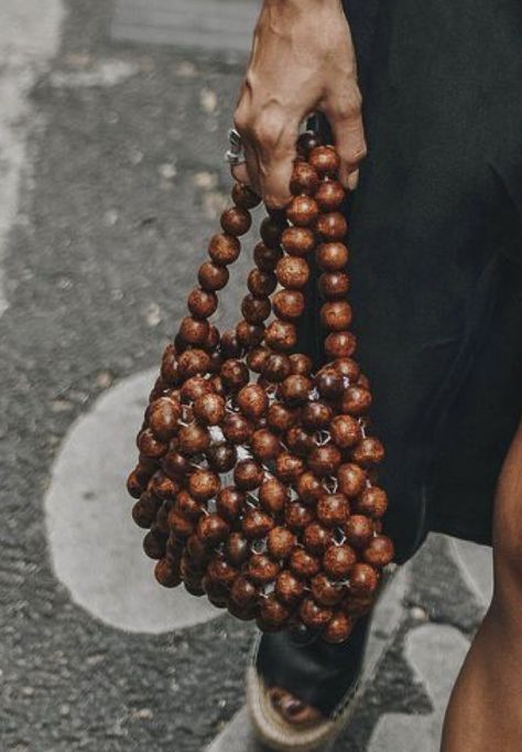 Wooden Bead Bag, Wooden Beaded Bag, Luxury Crafts, Pearls Jewelry Diy, Hand Beaded Bag, Diy Beaded Rings, Sac Diy, Celebrity Casual Outfits, Wooden Bag