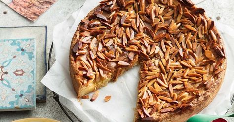 With a buttery base and crunchy topping, this simple Portuguese almond tart is sure to be a family favourite. Almond Tart Recipe, Almond Tart, Raw Vegan Diet, Eat Healthy Food, How To Eat Healthy, Light Lunch, Portuguese Recipes, Sweet Tarts, Tart Recipes