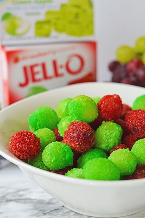 These frozen grapes with hello are the perfect easy and fun treat that the whole family will love. Fresh grapes are coated in sweet and fruity Jello powder and placed in the freezer to turn an ordinary fruit into a tasty frozen dessert! Frosted Grapes Recipe, Sugar Grapes, Frozen Grapes Recipe, Green Grapes Recipes, Grape Appetizers, Sour Patch Grapes, Jello Flavors, Sugared Grapes, Grape Uses