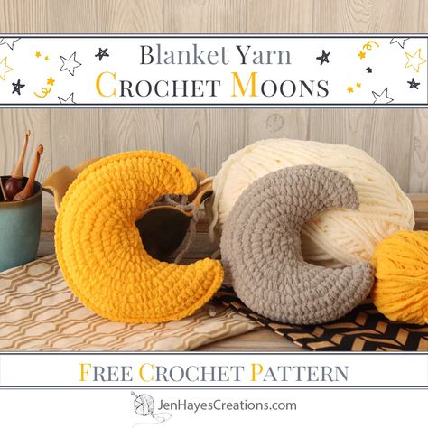 Crochet Plush Pillow, Blanket Yarn Crochet, Crochet Moon, Moon Crochet, Confection Au Crochet, Crochet Pillow Pattern, Bernat Blanket Yarn, Crochet Design Pattern, Beginner Crochet Projects