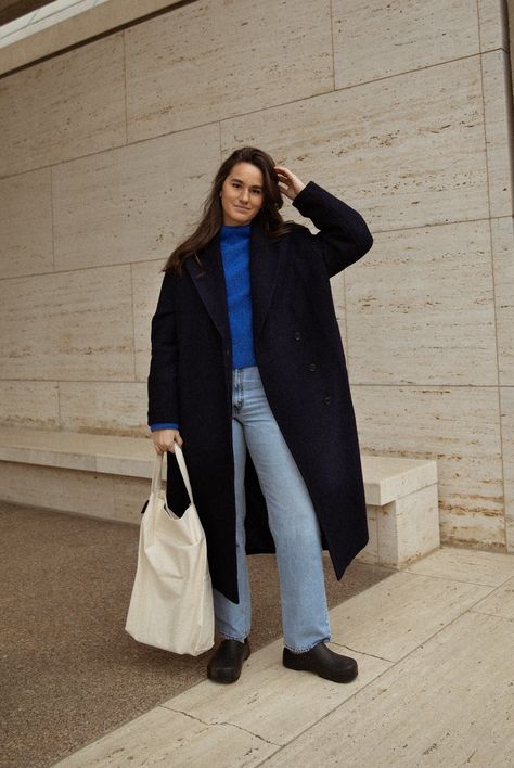 monochrome winter outfit with long coat and blue sweater Cobalt Blue And Brown Outfit, Cobalt Sweater Outfit, Cobalt Blue Top Outfit, Cobalt Blue Sweater Outfit, Clog Outfit Ideas, Black Mules Outfit, Clogs Outfit Winter, How To Style Clogs, Outfits With Clogs