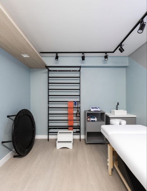 Physiotherapy Clinic Design Ideas, Physical Therapy Room Design, Small Physical Therapy Clinic Design, Phisioterapy Clinic Interior Design, Physio Clinic Interior Design, Physiotherapy Room Decor, Physiotherapy Clinic Interior Design, Physio Room, Physiotherapy Room