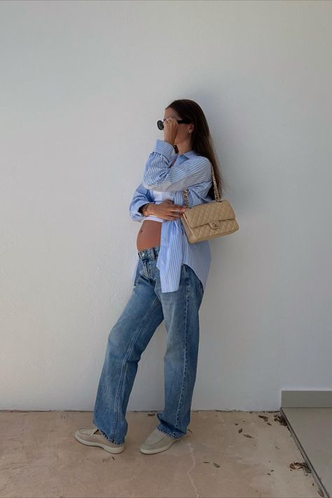 Pregnant and feeling uninspired by boring maternity clothes? Try this button-down and jeans combo! Stylish Maternity Outfits Fall, Pregnant Jeans Outfit, Maternity Jeans Outfit, Chic Pregnancy Style, Wide Leg Maternity Jeans, Pregnancy Outfits Casual, Outfit Wide Leg, Maria Kragmann, Pregnacy Fashion