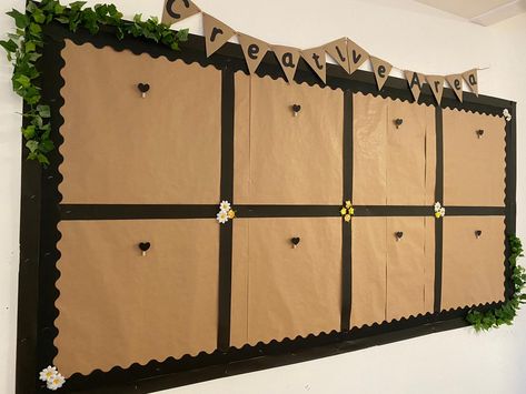 Minimalist Bulletin Board Design, Classroom Border Decoration, Classroom Bulliten Boards, Classroom Statement Wall, Class Board Border Ideas, Class Black Board Decoration Ideas, Diy Classroom Decorations High School, Reggio Emilia Bulletin Board Ideas, Border Ideas For Bulletin Boards