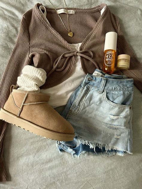 ugg minis outfit ☕️ Check more at https://beautyfashionideas.com/uncategorized/ugg-minis-outfit-%e2%98%95%ef%b8%8f/ Ugg Mini Outfit, Ugg Minis, Uggs Outfits, Mini Outfit, Casual Preppy Outfits, Trendy Outfits For Teens, Outfit Check, Fall Fits, Oui Oui