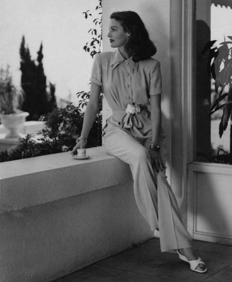 Lost In History on Twitter: "Ava Gardner with her morning coffee..(Harper`s Bazaar shoot by John Engstead)… " 1950s Actresses, 1940s Women, Robert Taylor, Ava Gardner, Hollywood Icons, 40s Fashion, Harper’s Bazaar, Hollywood Glam, Old Hollywood Glamour