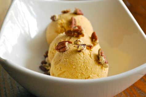 Pumpkin frozen yogurt Lacey Baier, Pumpkin Frozen Yogurt, Roasted Pecans Recipe, Mango Ice Cream Recipe, Ice Cream Smoothie, Kulfi Recipe, Mango Ice Cream, Roasted Pecans, Sorbet Recipes