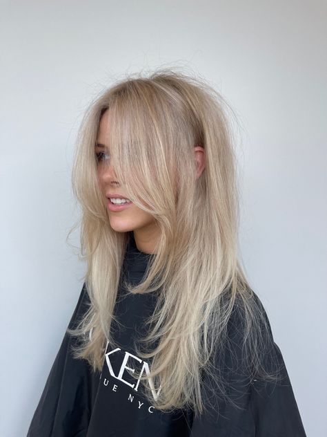 Blonde hair with curtain bangs Long Choppy Blonde Hair, Blonde Hair Choppy Layers, Blonde With Long Bangs, Shaggy Blonde Haircut, Balyage Long Hair Blonde Curtain Bangs, Long Layered Hair Blonde Balayage, Scalp Bleach Blonde Hair, Shadows Root Blonde, Long Blonde Hair Shag