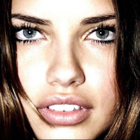 Adriana Lima Young Face, Adriana Lima Eyes, Adriana Lima Face, Adriana Lima Young, Brown Hair Blue Eyes, Vs Models, Model Aesthetic, Adriana Lima, French Girl