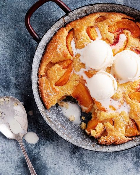 Super-moist, ultra-tender, and mighty tasty! That describes this cake-style peach cobbler to a T. We realize it's not an exact interpretation; a true Southern cobbler is very juicy (more peaches than cake) while this is akin to a peach coffeecake. Still, we think it does justice to this Southern classic. Peach Cobbler Crisp, Dutch Oven Cobbler, Cobbler Cake, Gluten Free Peach Cobbler, King Arthur Recipes, Modern Recipes, Cobbler Easy, King Arthur Baking, Peach Cobbler Easy