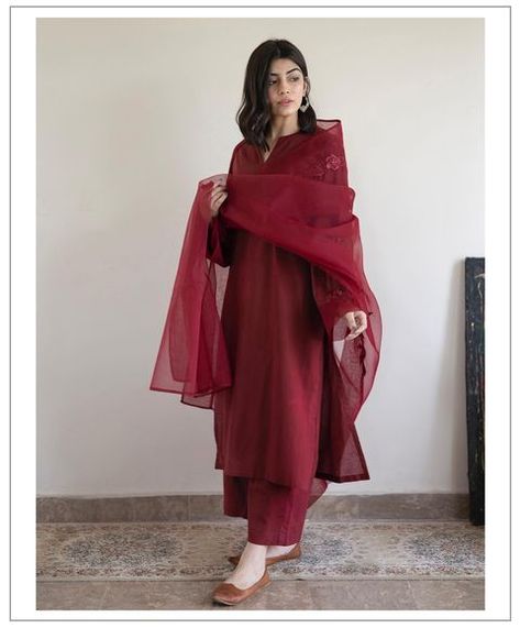 DYOT (@dyot.pk) • Instagram photos and videos Oasis Bedroom, Simple Dress Casual, Trendy Outfits Indian, Desi Fashion Casual, Pakistani Fancy Dresses, Pakistani Dresses Casual, Beautiful Pakistani Dresses, Salwar Kamiz, Indian Dresses Traditional