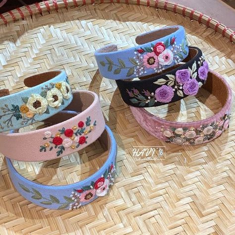 Embroidered Hairband, Medium Hairs, Embroidery Headband, Fabric Bangles, Embroidered Headband, Embroidered Hair Bows, Headband Handmade, Felt Flowers Diy, Crochet Hair Clips