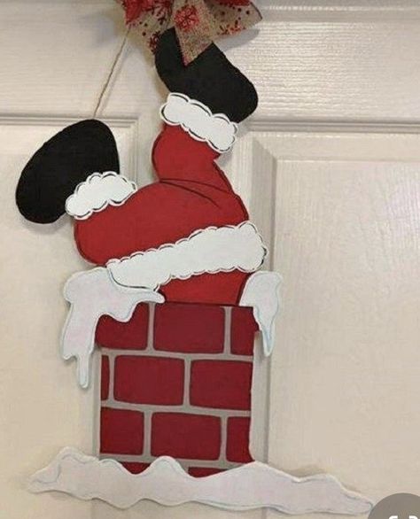 Tree Decorating Tips, Santa In Chimney, Hanger Christmas Tree, Christmas Tree Decorating Tips, Christmas Tree Decorating, Tree Decorating, Christmas Door Hanger, Christmas Wood Crafts, Christmas Yard