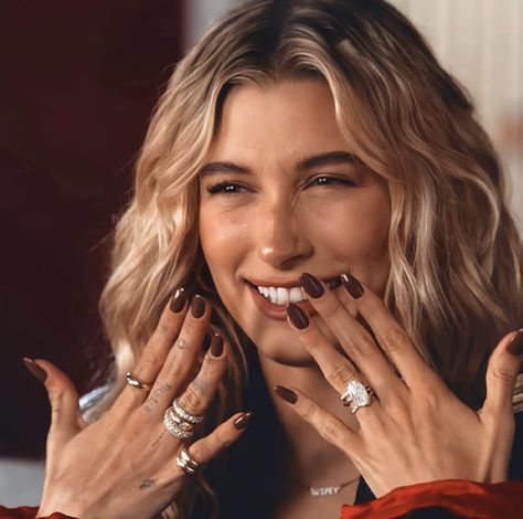 Hailey Bieber Nails, Bieber Nails, Hayley Bieber, Bee Nails, Natural Nail Art, Celebrity Nails, Day Makeup, Minimalist Nails, Hailey Baldwin