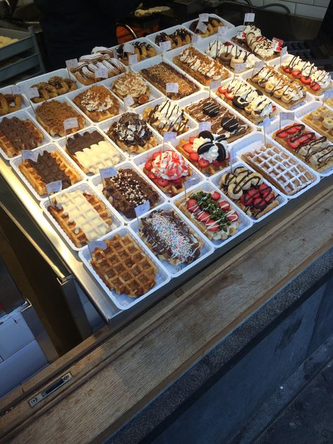 Brussels Aesthetic, Liege Waffles, Best Waffles, Liege Waffle, Idea Business, Chocolate Bonbons, Thai Desserts, Thai Dessert, Menu Ideas