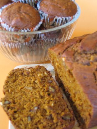 This is my favorite pumpkin bread. There is obviously no shortage of pumpkin bread recipes here, as I had to look through a lot of pages to check for a duplicate before posting, but I love the addition of oats in this one. I clipped the recipe from a magazine several years ago and dont have the source, but think it may have been from Libbys. Oatmeal Pumpkin Bread, Pumpkin Oat Bread, Pumpkin Bread Recipes, Oat Bread Recipe, Oatmeal Pumpkin, Oat Bread, Pumpkin Oats, Oatmeal Bread, Pumpkin Chocolate Chip Bread