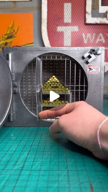 Miniature Model Making, Bank Vault, Bank Money, Miniatures Tutorials, Miniature Crafts, Miniature Model, Book Nooks, Model Making, Vaulting