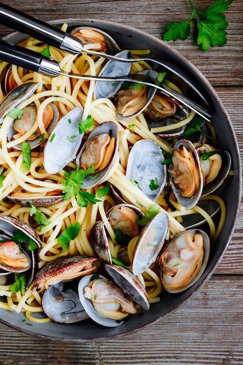 Schmeckt wie ein Tag am Meer: Spaghetti alle Vongole - das Lieblings-Rezept aus Italien! Pasta With White Clam Sauce, Spaghetti Vongole, White Clam Sauce, Canned Salmon Recipes, Peasant Food, Pasta Puttanesca, Clam Sauce, Summer Vegetable, Idee Pasto Sano